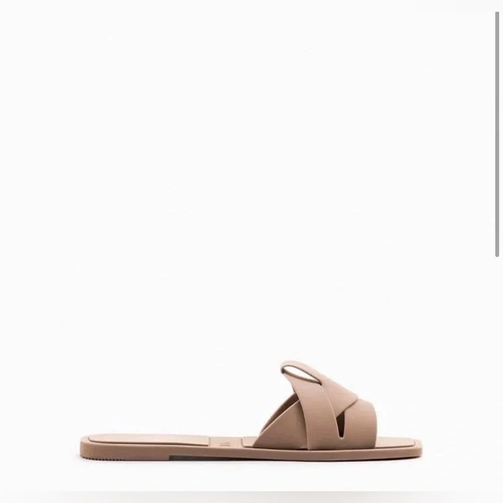 Zara NWT Rubberized Sandals, size 39(8) - Picture 5 of 11